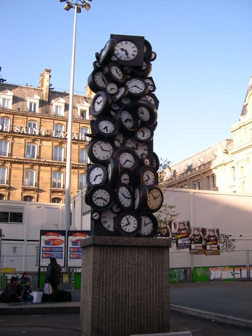  Oeuvre d'art constituée de pendules, devant la gare Saint-Lazare